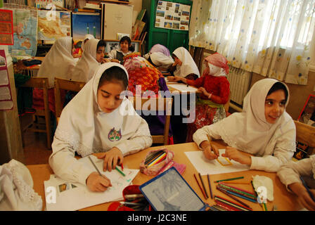 L'Iran, Téhéran, les enfants en classe de dessin au cours de l'Art dans toutes les activités d'entre nous (M.) Banque D'Images