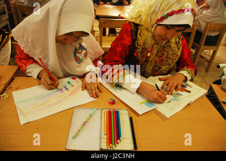 L'Iran, Téhéran, les enfants en classe de dessin au cours de l'Art dans toutes les activités d'entre nous (M.) Banque D'Images