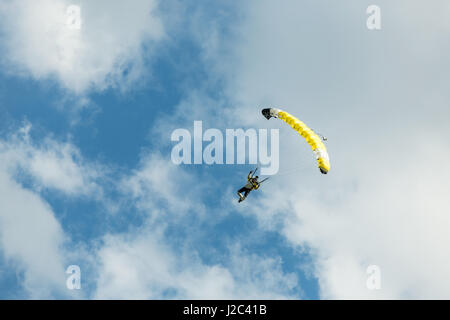 Pribram, CZE - Août 19, 2016. Parapente jaune voler contre le ciel nuageux dans l'aéroport de Pribram, République Tchèque Banque D'Images