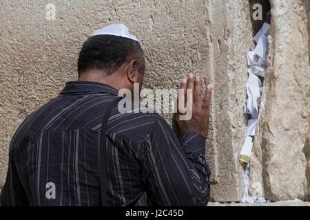 Adorateur juif dans la prière au Mur occidental du Sacré Mont du Temple dans le vieux Jérusalem, Israël. Banque D'Images