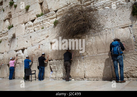 Les fidèles juifs en prière au Mur occidental du Sacré Mont du Temple dans le vieux Jérusalem, Israël. Banque D'Images