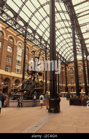 Les navigateurs une sculpture 1987 par David Kemp dans le Grade II Hay's Galleria un complexe de boutiques et restaurants de South Bank, Londres Banque D'Images