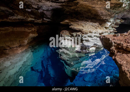 Poço Azul, grotte avec de l'eau transparent bleu dans la Chapada Diamantina - Bahia, Brésil Banque D'Images