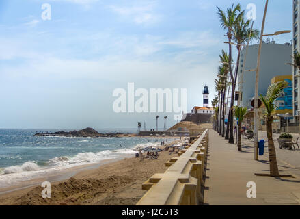 La plage de Barra à Farol da Barra (Barra Lightouse) sur arrière-plan - Salvador, Bahia, Brésil Banque D'Images