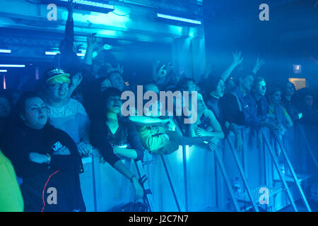 Des foules de groupies dans la crainte de leurs bandes à la BBC Radio 6 Festival, Salford - Manchester. Banque D'Images