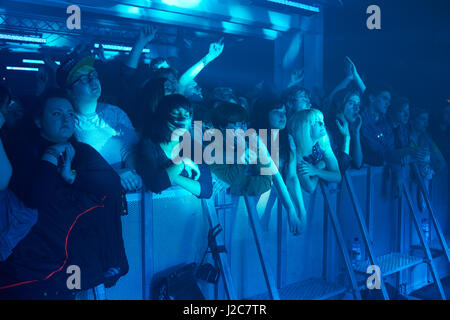 Des foules de groupies dans la crainte de leurs bandes à la BBC Radio 6 Festival, Salford - Manchester. Banque D'Images