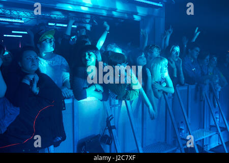 Des foules de groupies dans la crainte de leurs bandes à la BBC Radio 6 Festival, Salford - Manchester. Banque D'Images