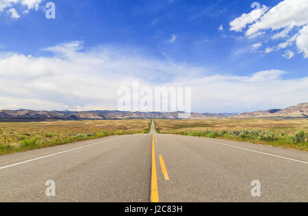 La Colorado State Route 139 près de Loma menant à travers le désert, dans les montagnes. Banque D'Images