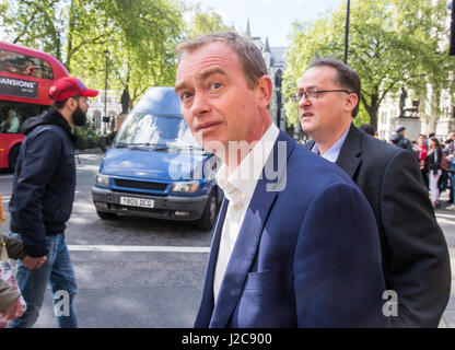 Tim Farron, chef du Parti libéral-démocrate,à Westminster pour interview télévisée Banque D'Images