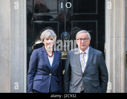 Premier ministre,Theresa mai,se félicite de Jean-Claude Juncker, président de la Commission européenne,à 10 Downing Street Banque D'Images