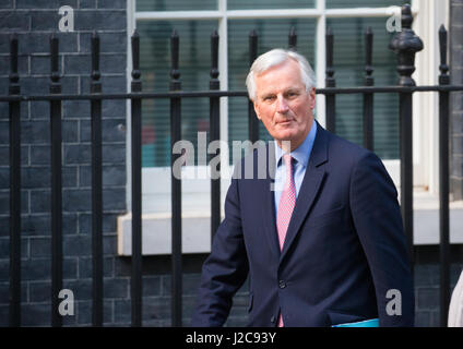 Michel Barnier, le négociateur en chef européen,arriver pour des entretiens au numéro 10 Downing street avec le Premier ministre britannique, Theresa Mai et Jean-Claude Juncker Banque D'Images