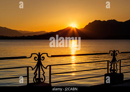Garde-corps ornemental sur promenade du lac avec une vue imprenable à l'aube à Baveno, Lac Majeur, Italie en avril Banque D'Images