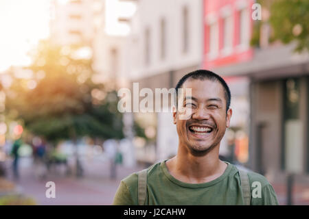 Hommes debout sur une rue de ville de rire Banque D'Images