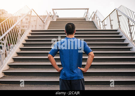 Jeune coureur athlétique de la préparation de l'exécution des escaliers raides Banque D'Images