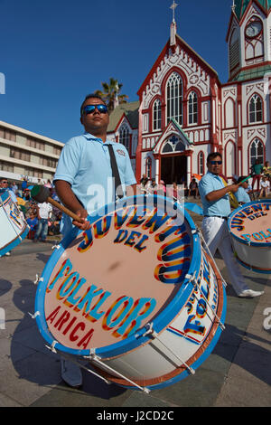 Bande d'un groupe de danse de Morenada au cours d'une scène à la street parade carnaval annuel Andino con la Fuerza del Sol à Arica, Chili. Banque D'Images