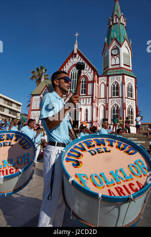 Bande d'un groupe de danse de Morenada au cours d'une scène à la street parade carnaval annuel Andino con la Fuerza del Sol à Arica, Chili. Banque D'Images