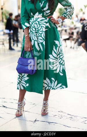 Femme en robe verte et argent hauts talons, culture verticale Banque D'Images