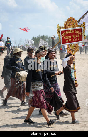 L'INDONÉSIE, Bali, Denpasar, Kota deltaplane Mel Festival Tanjung à Sanur. Les clubs passer le jury Banque D'Images