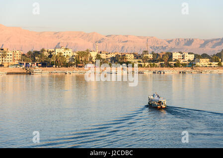 L'Egypte, Luxor, Luxor, Government vue depuis le navire de croisière Banque D'Images