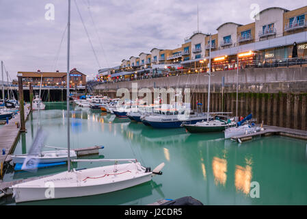 Brighton, Angleterre. 13 avril 2017.Bateaux, yachts et bateaux de pêche amarré à la marina de Brighton docs un jour nuageux. Banque D'Images