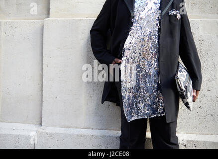 Femme en costume noir et argent sequinned tunique, mid section Banque D'Images