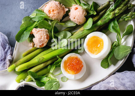 Asperges vertes cuites avec oeuf Banque D'Images