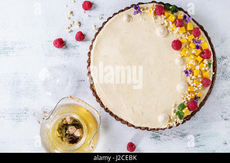 À la mangue tarte au chocolat et framboises Banque D'Images