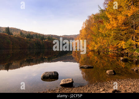 Couleurs de l'automne. Belles réflexions dans un lac bordé d'arbres, Pitlochry, Perthshire, Écosse, Scotland Banque D'Images