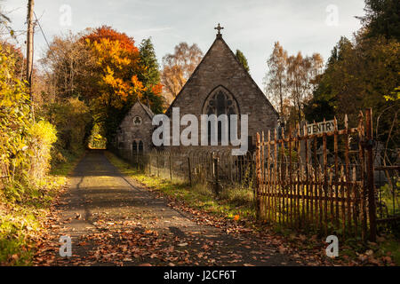 L'église Holy Trinity à Pitlochry baigné de soleil du soir entouré par les couleurs de l'automne. Le Perthshire, Écosse, les Highlands écossais Banque D'Images