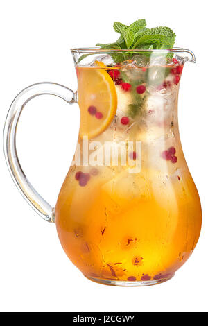 Fruits rafraîchissante de l'eau dans une carafe sur un fond blanc, isolé Banque D'Images