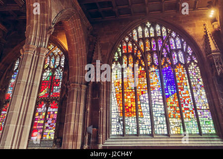 De très beaux vitraux et les colonnes de la Cathédrale de Manchester au Royaume-Uni Banque D'Images