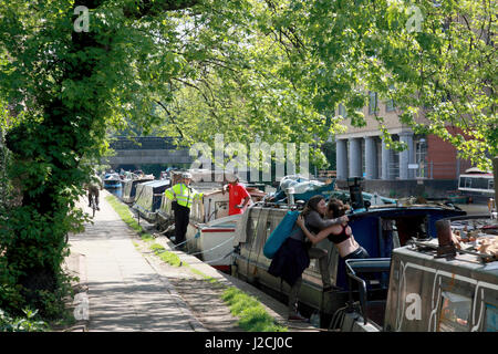 Narrowboats amarré sur les Regents Canal à Londres entre Thornhill Bridge et bassin Battlebridge Banque D'Images