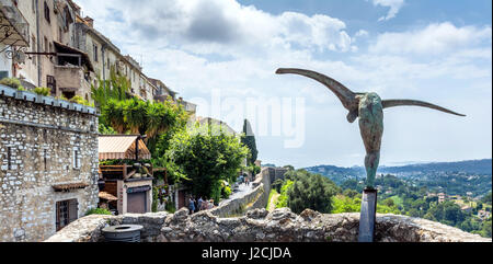 La vue quotidienne de rue typique avec statue et vue panoramique à Saint Paul de Vence, France. Banque D'Images