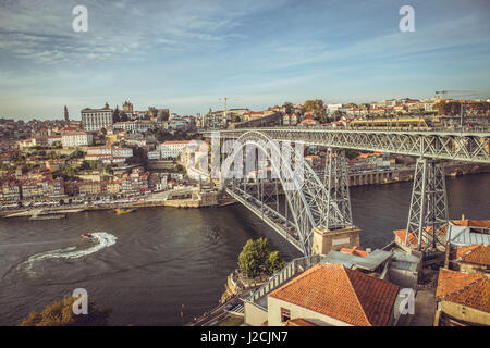 Portugal, Porto, avec une vue sur la vieille ville de Porto sur le Douro Banque D'Images