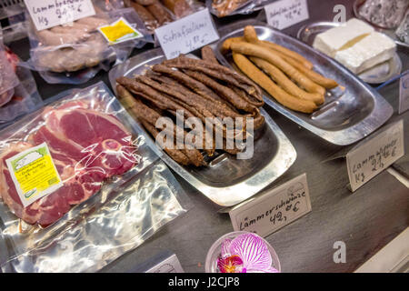 Allemagne, Brandebourg, Boitzenburger Land, sur vélo autour de l'Uckermark Thomsdorf, des saucisses et de la viande dans le bar Banque D'Images