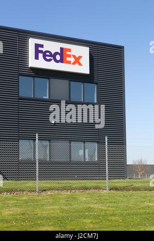 Odense, Danemark - 9 Avril 2017 : bâtiment et entrepôt FedEx. FedEx Corporation est une société de services de livraison de courrier mondial Banque D'Images