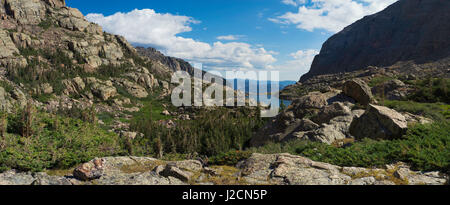 Matin vue vers le bas la vallée taylor surplombant le lac de verre, Rocky Mountain National Park, Colorado. Banque D'Images