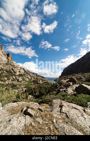 Matin vue vers le bas la vallée taylor surplombant le lac de verre, Rocky Mountain National Park, Colorado. Banque D'Images