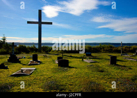 Un cimetière mixte à Old Masset sur l'extrémité nord de l'île Graham, Haida Gwaii, en C.-B. (grand format formats disponibles) Banque D'Images