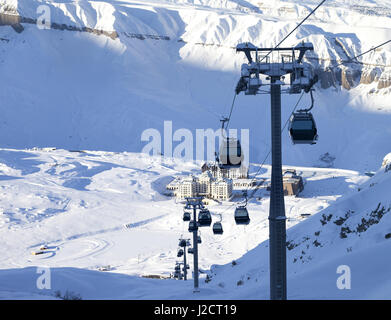 Le téléphérique de la station de ski au soleil d'hiver en soirée. Grand Caucase, Mont Shahdagh, Azerbaïdjan. Banque D'Images