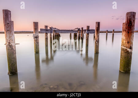 Photos à longue exposition. Près de l'embouchure de la rivière Barbate. Ancienne jetée en bois cassée au coucher du soleil dans la rivière Barbate, Cadix, Espagne Banque D'Images