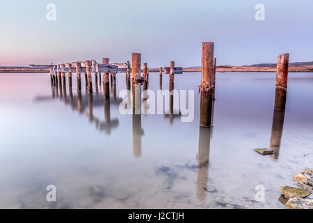 Photos à longue exposition. Près de l'embouchure de la rivière Barbate. Ancienne jetée en bois cassée au coucher du soleil dans la rivière Barbate, Cadix, Espagne Banque D'Images