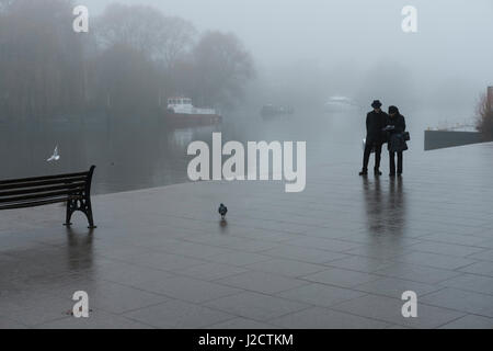 Couple sur matin brumeux,Richmond Kinston, Angleterre Banque D'Images