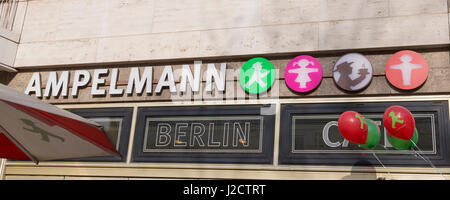 Allemagne, Berlin. Inscrivez-vous à l'Ampelmann Cafe. En tant que crédit : Wendy Kaveney Jaynes / Galerie / DanitaDelimont.com Banque D'Images