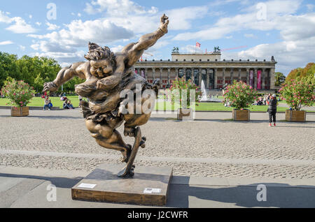 Berlin, Allemagne - septembre 8, 2015 : Fat Ladies dans le Lustgarten. Le plein de joie de vivre 'Chubby femmes" par l'artiste chinois Xu Hongfei avec de vieux Banque D'Images
