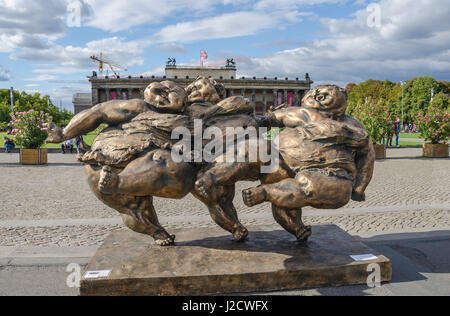 Berlin, Allemagne - septembre 8, 2015 : Fat Ladies dans le Lustgarten. Le plein de joie de vivre 'Chubby femmes" par l'artiste chinois Xu Hongfei avec de vieux Banque D'Images