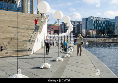 Berlin, Allemagne - le 8 novembre 2014 : Les gens célébrant 25 ans chute du mur.000 ballons lumineux le long de 15 km du 7 au 9 février. Banque D'Images