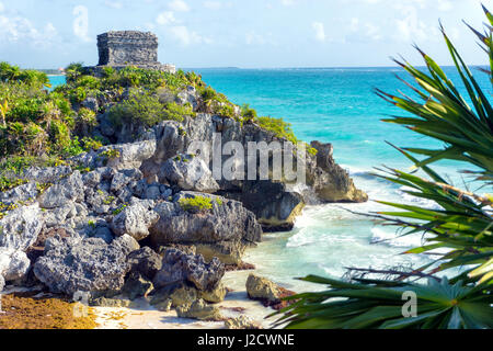 Dieu des vents temple à Tulum, Mexique avec vue sur la mer des Caraïbes Banque D'Images