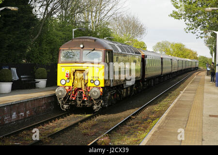 Class 57 loco diesel 57305 avec un service à la location Pullman Belmond Poppleton, North Yorkshire, UK. Banque D'Images