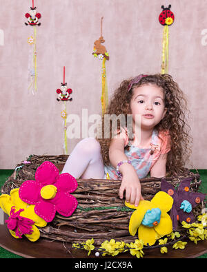 Cute little girl dans une décoration de Pâques à la maison Banque D'Images